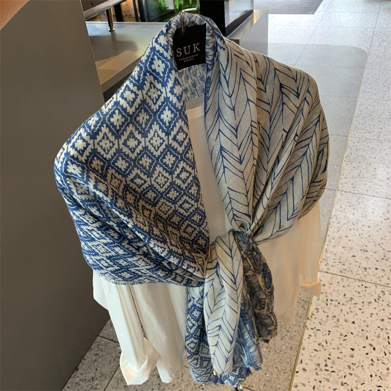 Elegant Feather Pattern Cotton Scarf Vintage Square Bandana