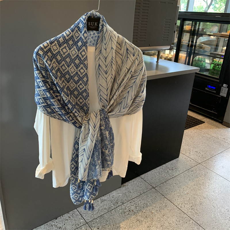 Elegant Feather Pattern Cotton Scarf Vintage Square Bandana